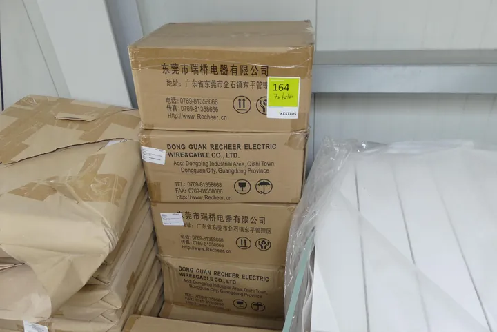 Konvolut Verlängerungskabel (1m Extension cables) Umfang: 7x Karton mit Inhalt